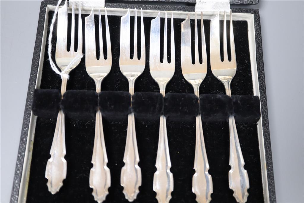 Six silver cake forks, six silver coffee spoons and six silver apostle teaspoons (all cased) and six pairs of dessert eaters